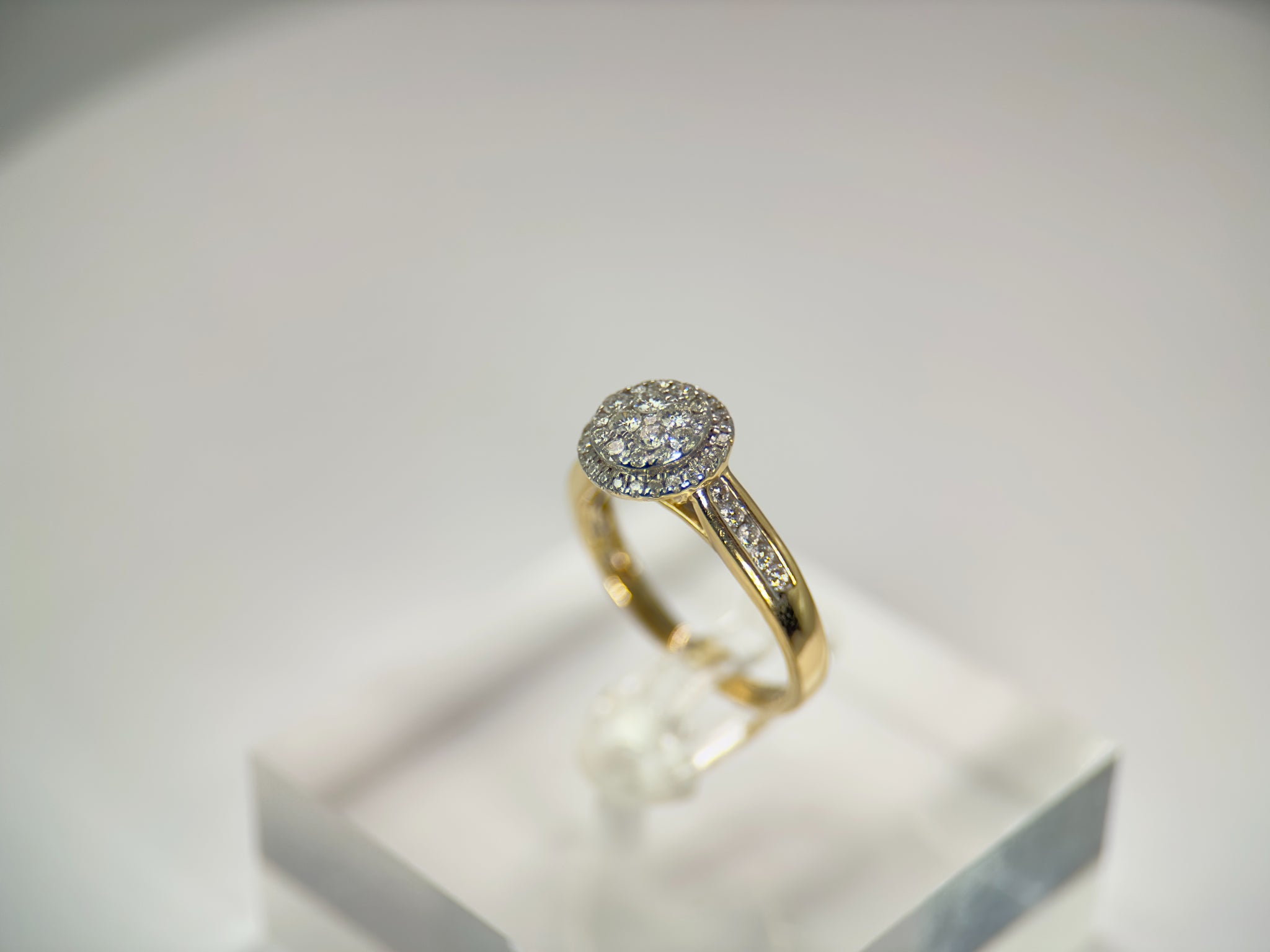 DR1020 - 14K Yellow Gold - Round (Halo) - Diamond - Bridal Ring
