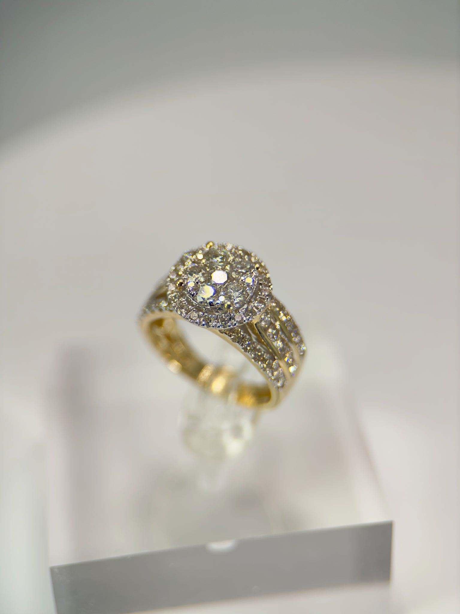 DR1041 - 14K Yellow Gold - Round (Halo) - Diamond - Bridal Ring