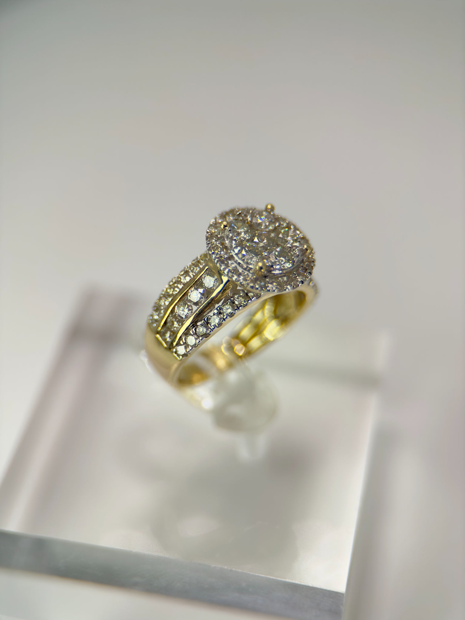 DR1041 - 14K Yellow Gold - Round (Halo) - Diamond - Bridal Ring