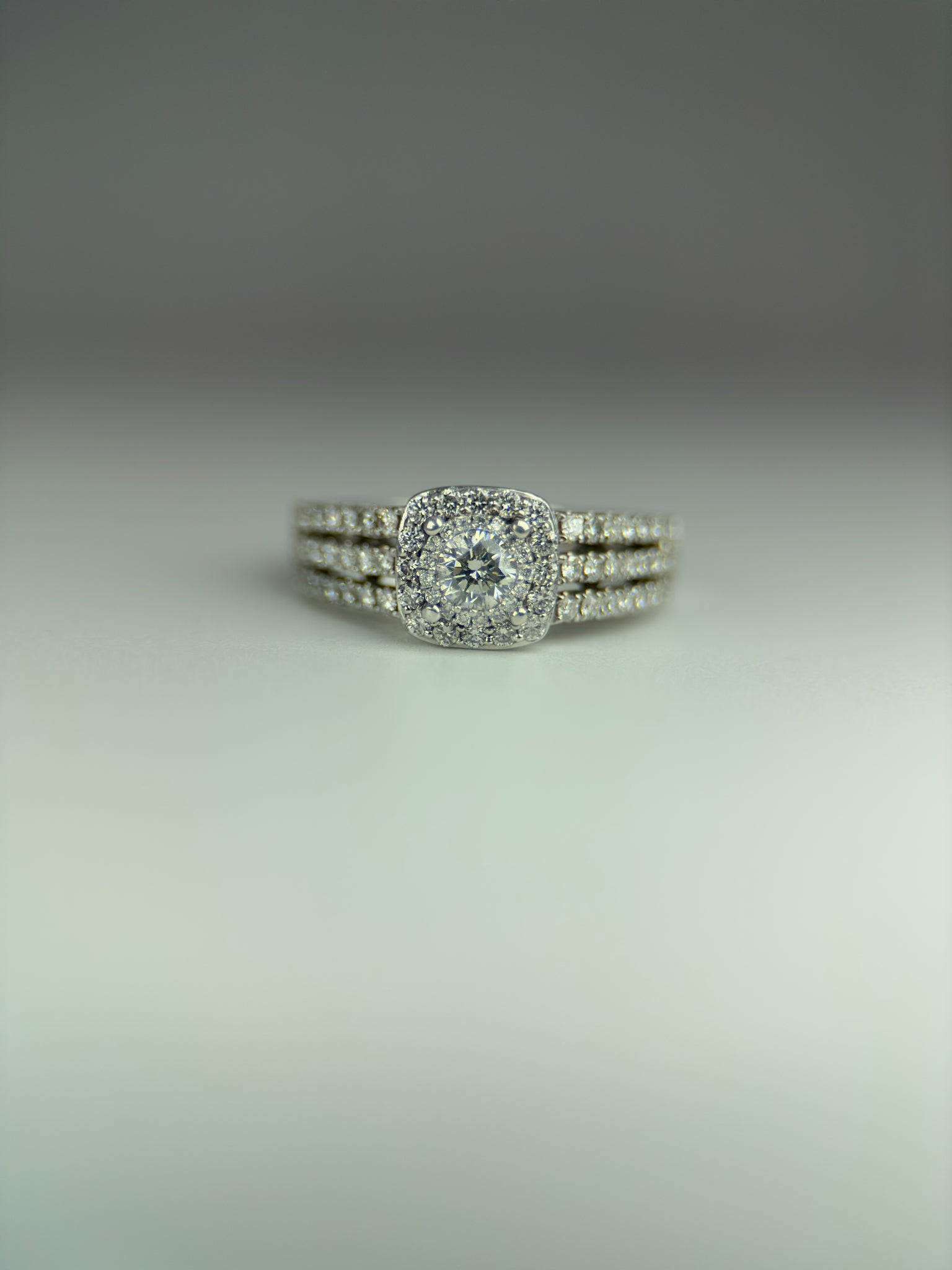 DR1097 - 10K White Gold - Round (Halo) - Diamond - Bridal Ring
