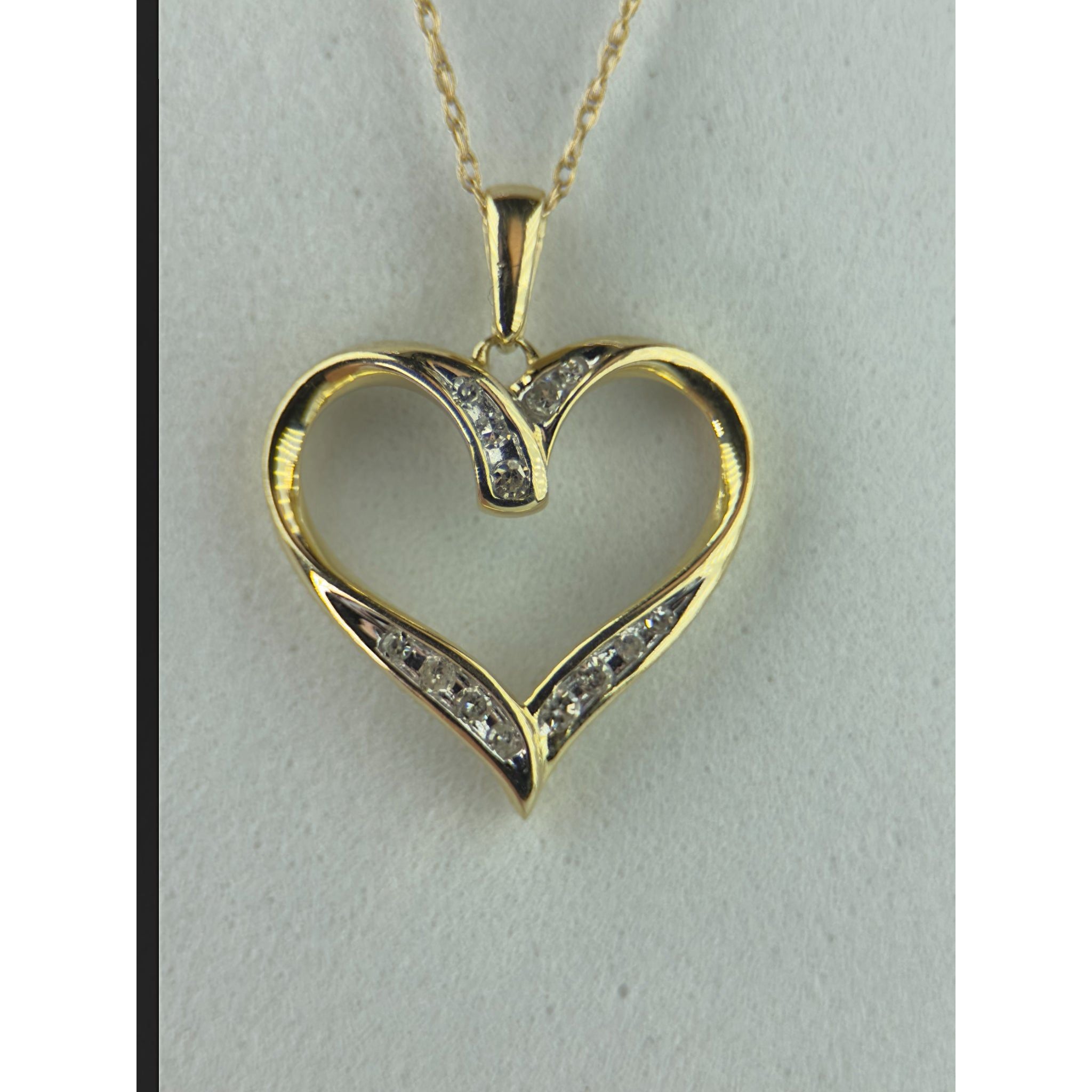 DR2201 - 10K Yellow Gold - Diamond - Pendant and Chain