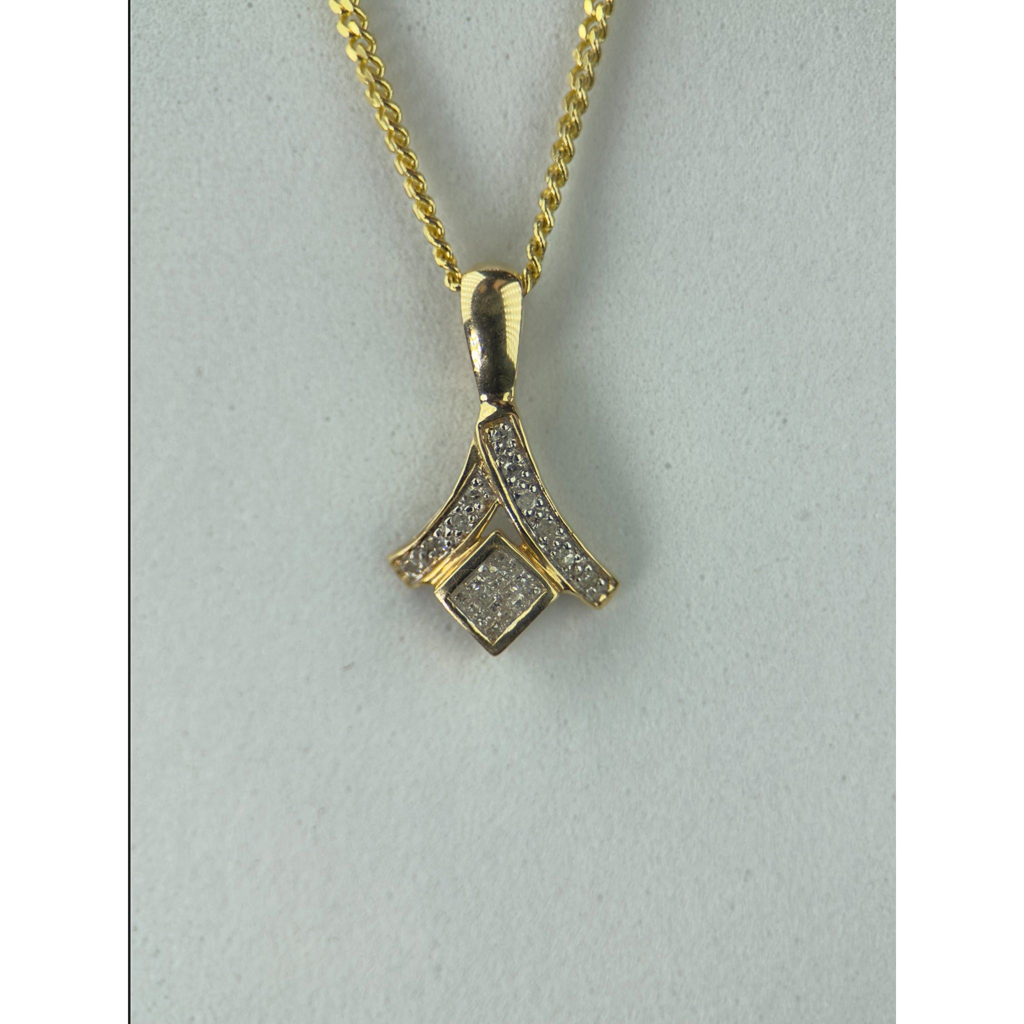 DR2214 - 14K Yellow Gold - Diamond - Pendant and Chain