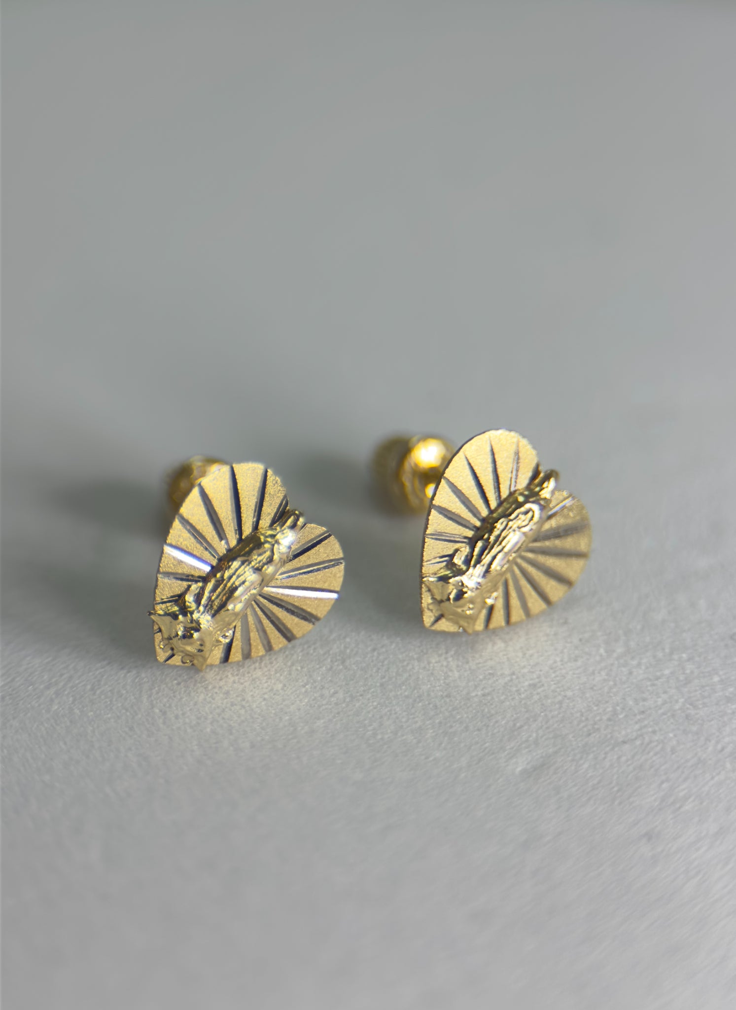 DR2364 - 14K Yellow Gold - 14K Gold Studs - Blessed Mother  / Hearts